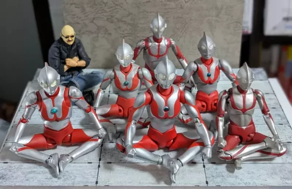 可动奥特曼手办立大功？漫画家表示：可好用了！